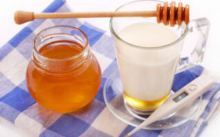 Поможет ли молоко с медом от боли в горле