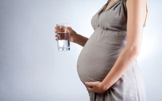 Чем можно полоскать горло во время беременности