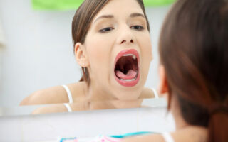Красная сыпь в горле: причины и возможные заболевания