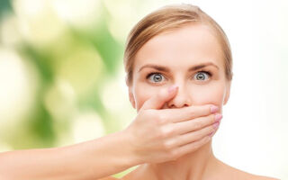 Причины плохого запаха из горла: болезни, факторы и лечение