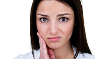 Отдача зубной боли в ухо: действия и рекомендации
